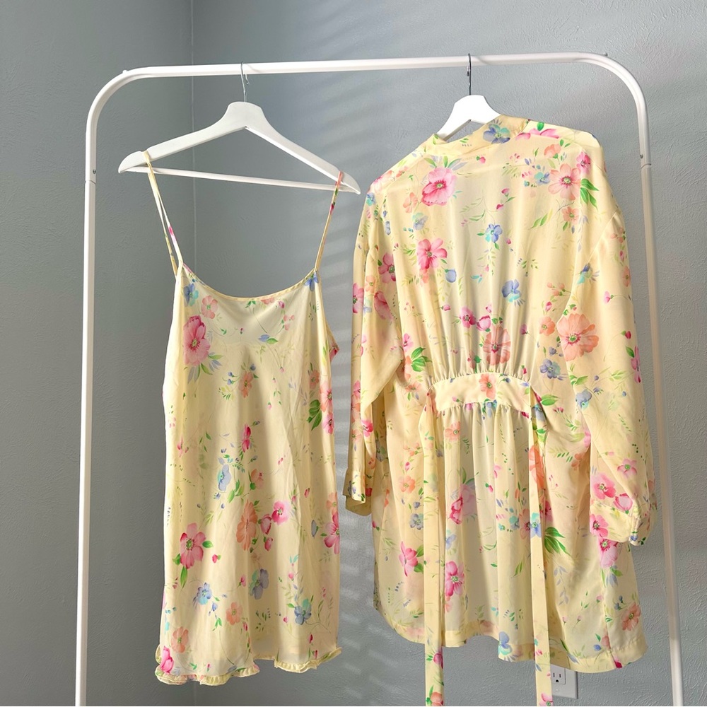 ✖️sold✖️Vintage Victoria’s Secret Floral Slip Dress and Robe - Picture 6 of 11
